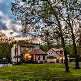 Room 1 适合家庭娱乐的绿洲 热水浴缸 蒸汽房 游泳池 小溪 火坑 游戏, Seamon Park 酒店