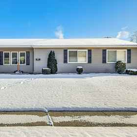 Primary image1Hot Tub, Patio & Grill: Quiet Depew Retreat,Daniel J. Molloy, MD飯店