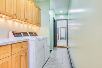 Lain-lain 4 2 Mi to Dtwn: Retreat w/ Game Room in Delhi!