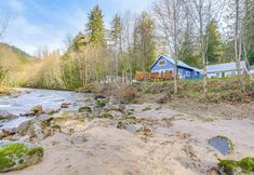 Others 3 Pet-friendly Riverfront Cabin w/ Hot Tub