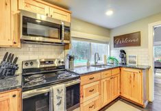 Others 6 Pet-friendly Riverfront Cabin w/ Hot Tub