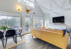 Others 5 Pet-friendly Riverfront Cabin w/ Hot Tub