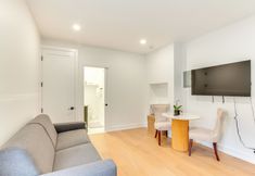 其他 2 Centrally Located & Pet Friendly: Yonkers Studio!