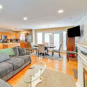 Primary image 1 距市中心 4 英里:尤蒂卡宠物友好之家, Sangertown Square 酒店