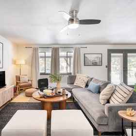 Room 1 콰이어트 리버 벤드 캐빈 바이 아반트스테이, 마운트 배첼러까지 35분, 타운 센터까지 10분, 핫텁 있음, Bend Rock Gym 호텔