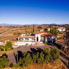 Room 1 Via del Sur by Avantstay Private Spanish Villa w Views Walk to Wineries, Khách sạn Redhawk Golf Course