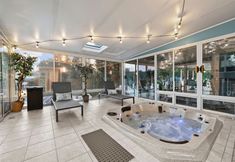 Others 3 Sip Sip Away by Avantstay Pool Hot Tub