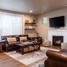 Room 1 Old Mill Getaway by Avantstay Private Backyard w Hot Tub, Central Oregon Community College Hotels