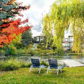 Room 1 Riverfront Bend by Avantstay Private Dock Kayaks Large Yard w Views Hot Tub, โรงแรม & ที่พัก High Desert Museum