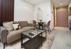 Others 4 Easygo- STU in Lavish com Azizi Riv9,08