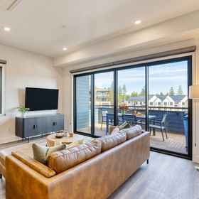 Room 1 1216 Skyline Ranch 200 Downtown Location Private Hot Tub Mins to Old Bend, Les Schwab Amphitheater Hotels