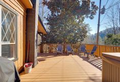 อื่นๆ 5 Private Hot Tub & Grill: Rustic Sevierville Cabin!