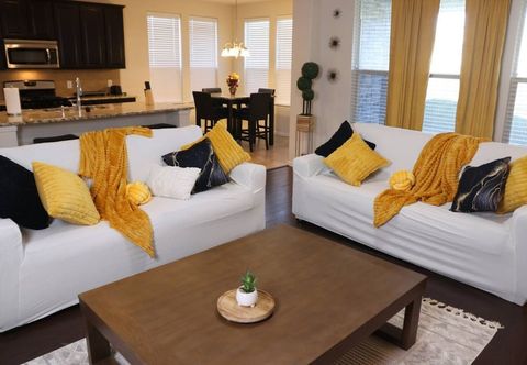 อื่นๆ Homify360 5BR Home With Game Room Media Room