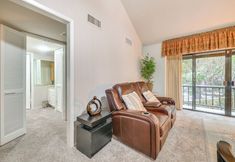 기타 6 12 Mi to Downtown Dallas: Irving Condo w/ Balcony