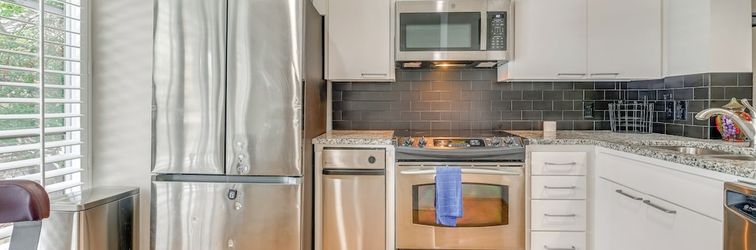 Khác 12 Mi to Downtown Dallas: Irving Condo w/ Balcony