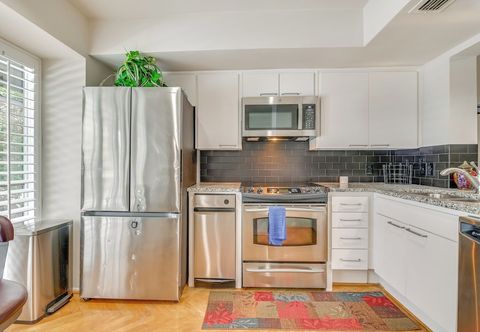 기타 12 Mi to Downtown Dallas: Irving Condo w/ Balcony