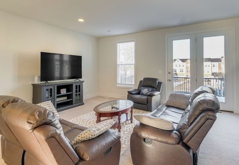 Others Balcony & Pool Access: Modern Gainesville Home