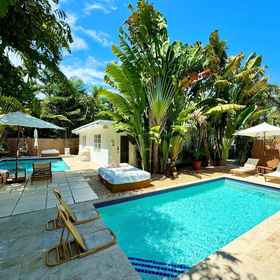 Room 1 Islands Inn on the Drive - Sunset Suite - King Bed - B1, Museum of Discovery and Science Hotels