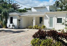 Others 2 Islands Inn on the Drive - Reflection Room - Queen Bed - B3