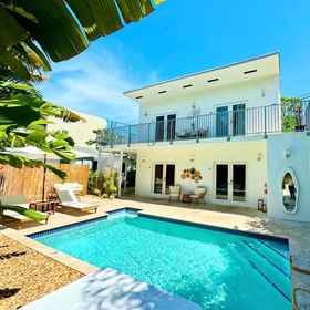 Room 1 Islands Inn on the Drive - Vista Azul Suite - Queen Bed - A2, Museum of Discovery and Science Hotels