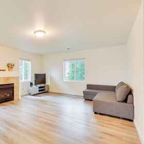 Primary image1Hike, Shop & More: Auburn Family Getaway!,Rhododendron Species Botanical Garden飯店