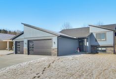 Lainnya 3 Deck w/ Forest Views: Modern Home in Rochester!