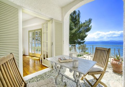 Others Salt Stone Beach Front Retreat by Estia