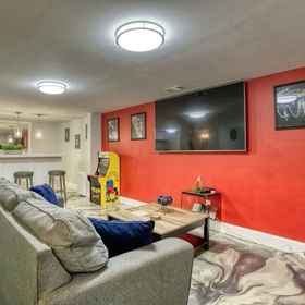 Room 1 Lrg 5BR 5BA Home w 10 Beds Pool Hottb Gamerm2, Hotel The B.E.S.T. Academy 6-12