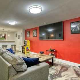 Room1Lrg 5BR 5BA Home w 10 Beds Pool Hottb Gamerm2，The B.E.S.T. Academy 6-12飯店