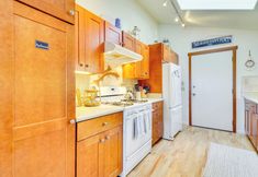 其他 3 1/4 Mi to Beach: Family Home w/ Spacious Deck!