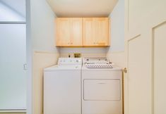 其他 4 1/4 Mi to Beach: Family Home w/ Spacious Deck!