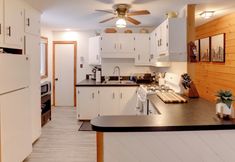 其他 7 Riverfront Cabin w/ Yard in Schroon Lake!