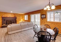 其他 2 Riverfront Cabin w/ Yard in Schroon Lake!