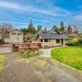 Room 1 梅德福之家和两个带泳池的公寓, Central Point Pawn Plus LLC 酒店