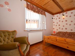 其他 4 Spacious and Comfortable Holiday Homes With Pool