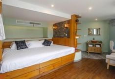 Others 6 Between sky and sea