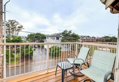 其他 Walk to Lincoln City Beach: Townhome w/ Balconies!
