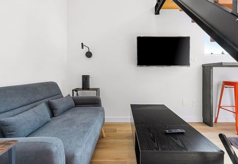 อื่นๆ Sleek & Stylish Urban Loft