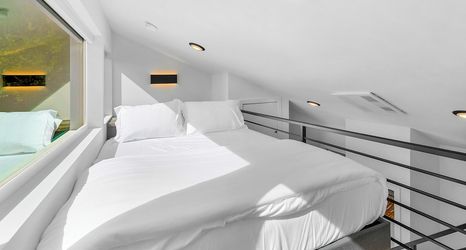 อื่นๆ 2 Sleek & Stylish Urban Loft