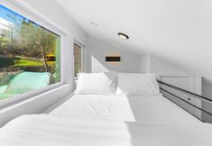 อื่นๆ 4 Sleek & Stylish Urban Loft