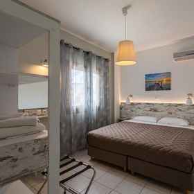 Room 1 Lefkis apartments & studios, Archaeological Museum of Chora Hotels