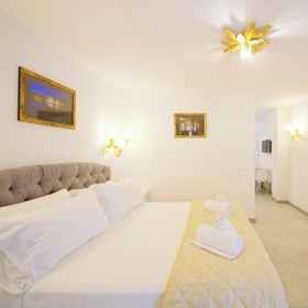 Room 1 DolceVita Apartments N. 521, Tronchetto Waterbus Stop Hotels