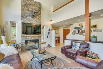 Others 4 Deck, Hot Tub & Fire Pit: Mtn-view Packwood Cabin