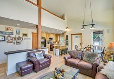 Others 3 Deck, Hot Tub & Fire Pit: Mtn-view Packwood Cabin