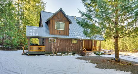 Others 2 Deck, Hot Tub & Fire Pit: Mtn-view Packwood Cabin
