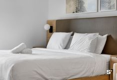 Others 2 Skyline Chic Downtown Studio Getaway