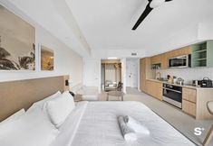 Others 4 Skyline Chic Downtown Studio Getaway