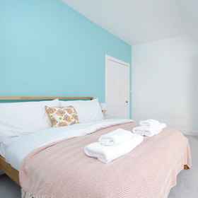 Room 1 Delightful 3-bed Flat with Parking, Edinburgh Butterfly & Insect World Hotels