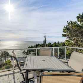 Interior1Oceanside Escape w/ Stunning Views: Walk to Beach!,Oceanside Ocean Front Cabins飯店