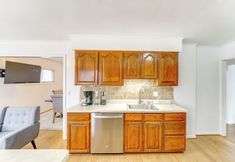 기타 7 13 Mi to Downtown Detroit: Bright Home